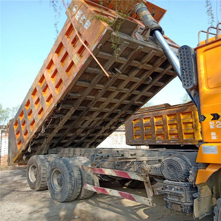 自卸車(chē)油缸前后晃動(dòng)